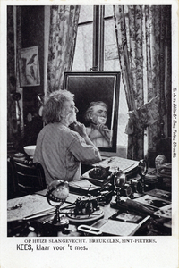 14051 Portret van L.C. Dudok de With alias Kees de Tippelaar, bezig zich te scheren in zijn werkkamer op het huis ...